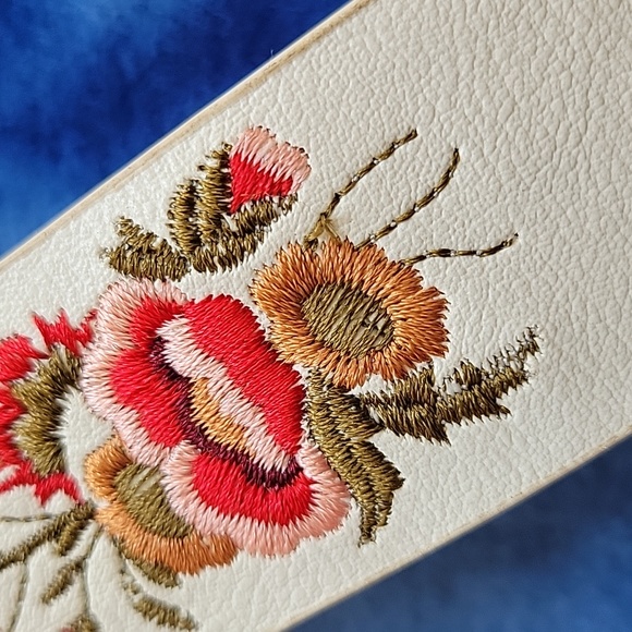 Plunder Design White Leather Look Bracelet with Embroidered Flowers - Picture 6 of 6